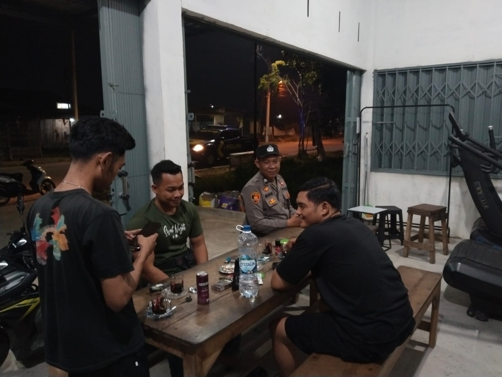 Humanis dan Preventif, Personel Enggang Timur Sampaikan Pesan Kamtibmas Saat Patroli Malam