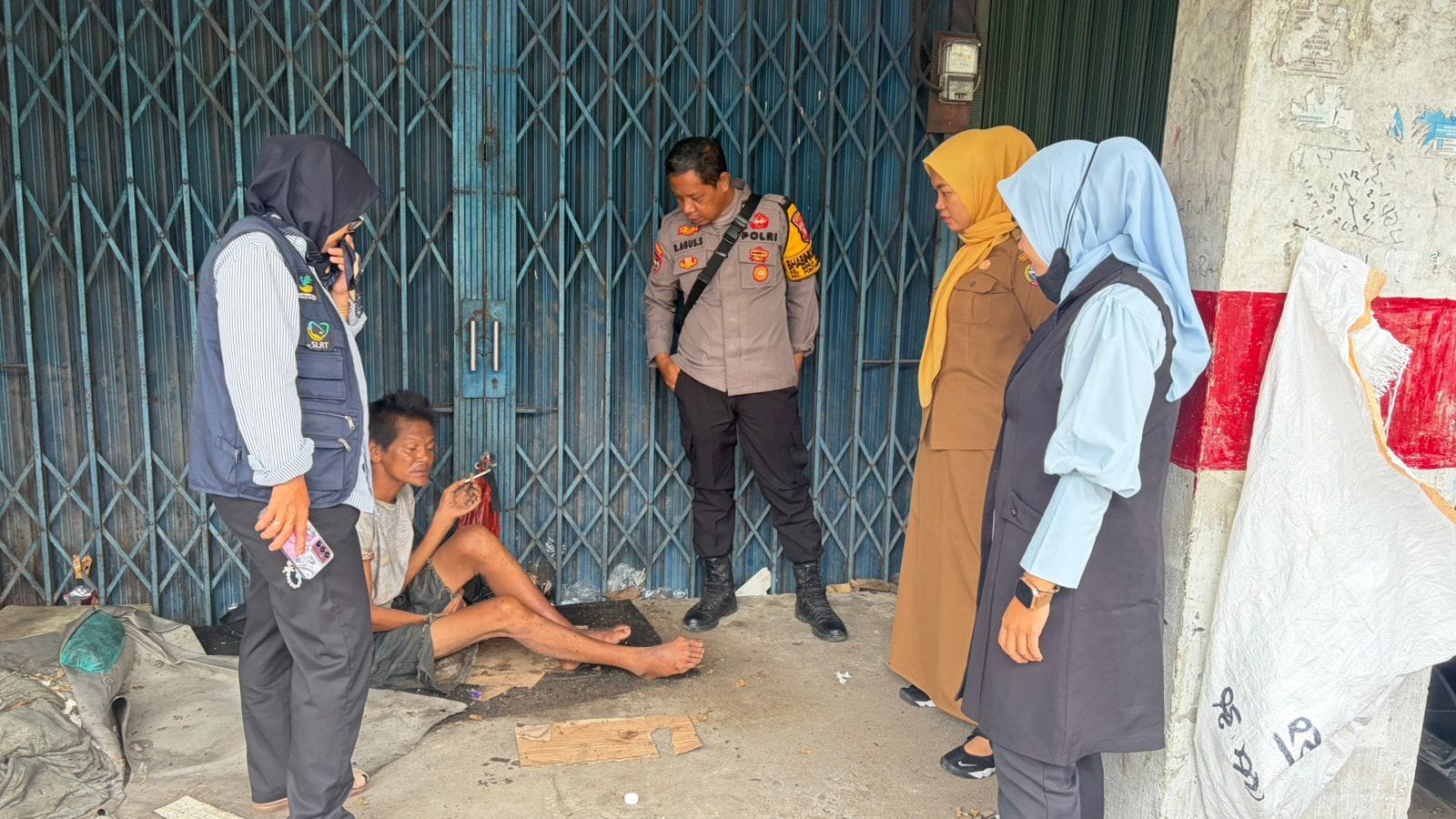 Sigap dan Humanis, Bhabinkamtibmas Bersama Lurah Evakuasi ODGJ Sakit di Jalan Tanjungpura