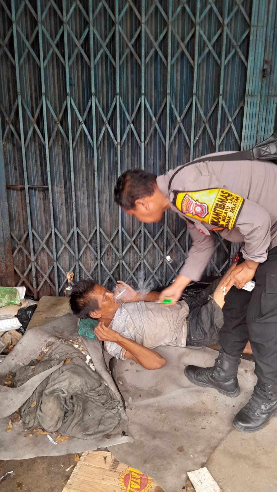Respon Cepat dan Humanis, Bhabinkamtibmas Bersama Lurah Bantu ODGJ yang Sakit di Jalan Tanjungpura