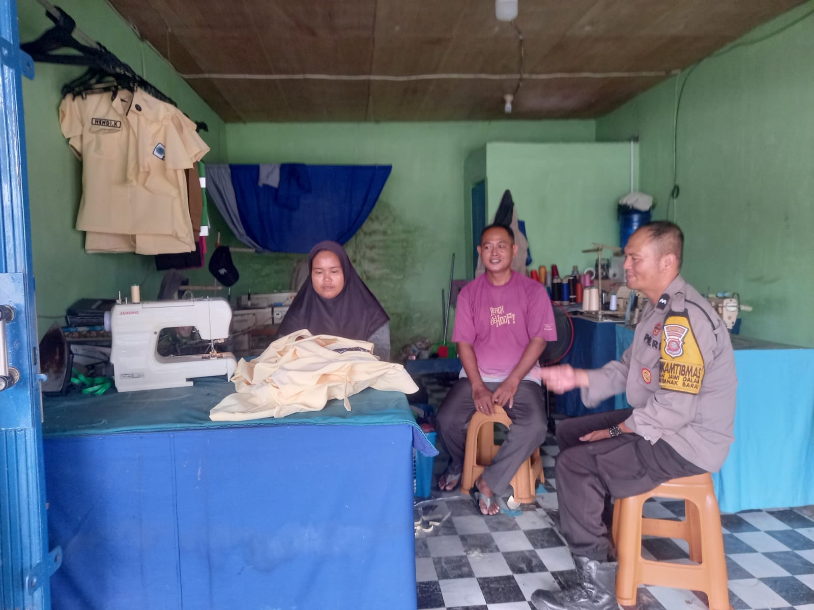 Lewat Sambang Door to Door, Bhabinkamtibmas Sei Jawi Dalam Ajak Warga Jaga Keamanan Lingkungan