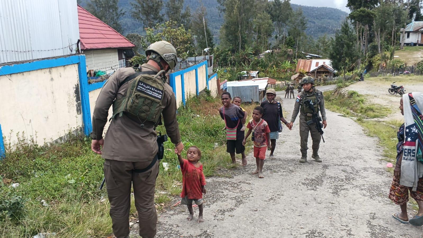 Satgas Damai Cartenz Intensifkan Patroli Humanis di Sugapa Demi Menjaga Stabilitas Kamtibmas
