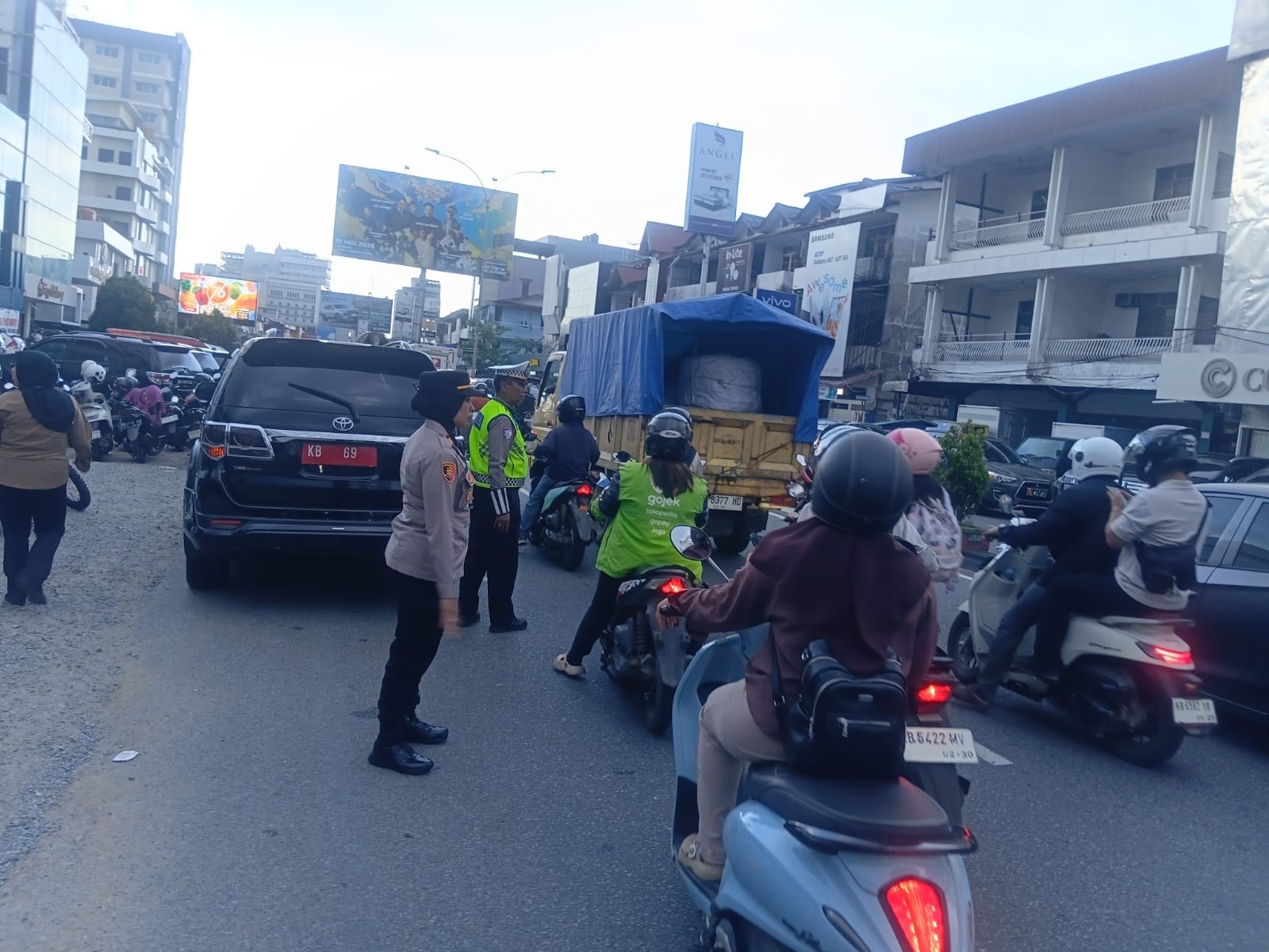 Humanis di Lapangan, Kapolsek Pontianak Selatan Turun Langsung Atur Lalu Lintas Saat Kunjungan Ibu RI 2