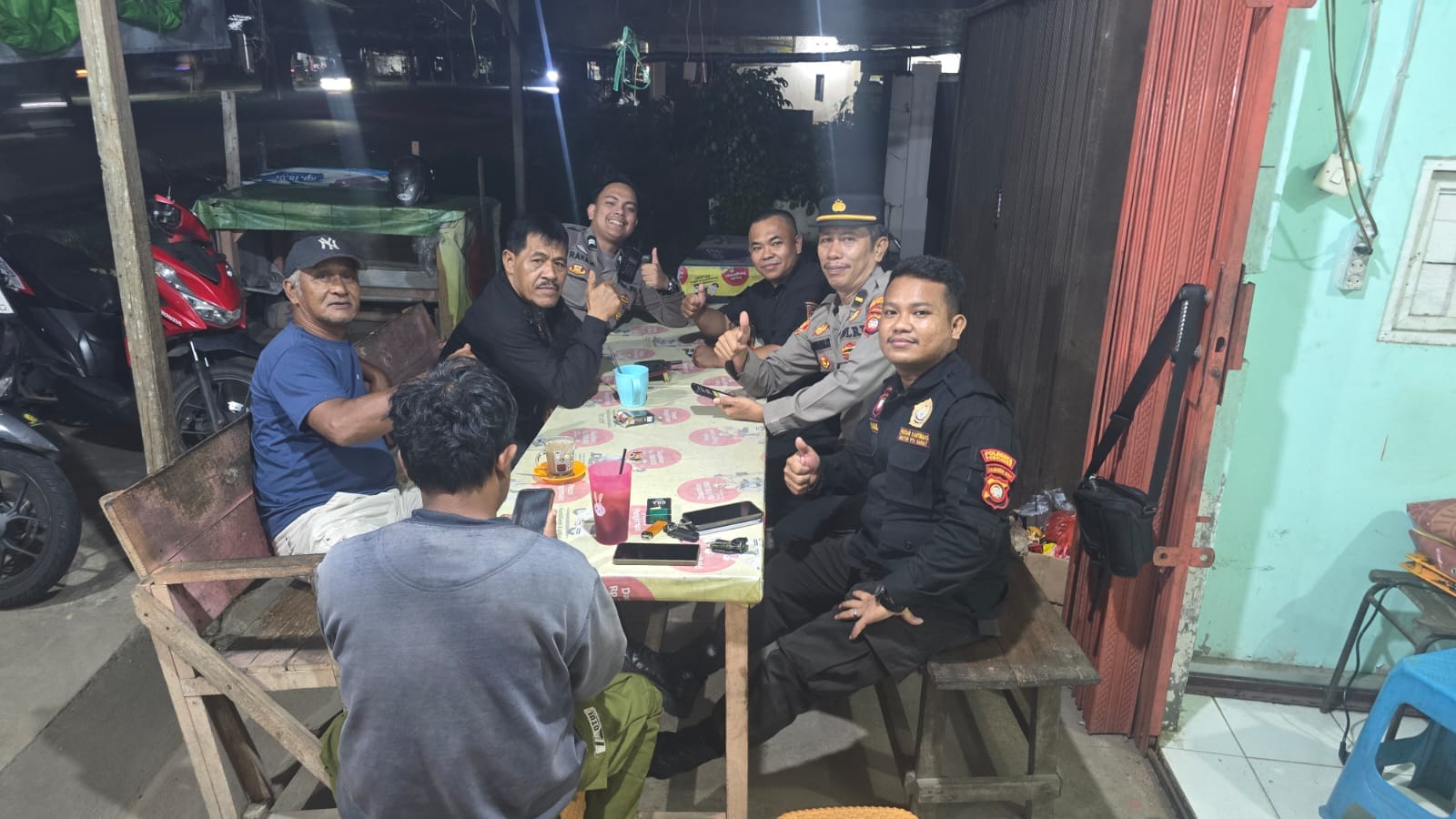 Sinergitas Enggang Polsek Pontianak Barat dan Pokdar Kamtibmas Gelar Patroli Malam Jaga Keamanan