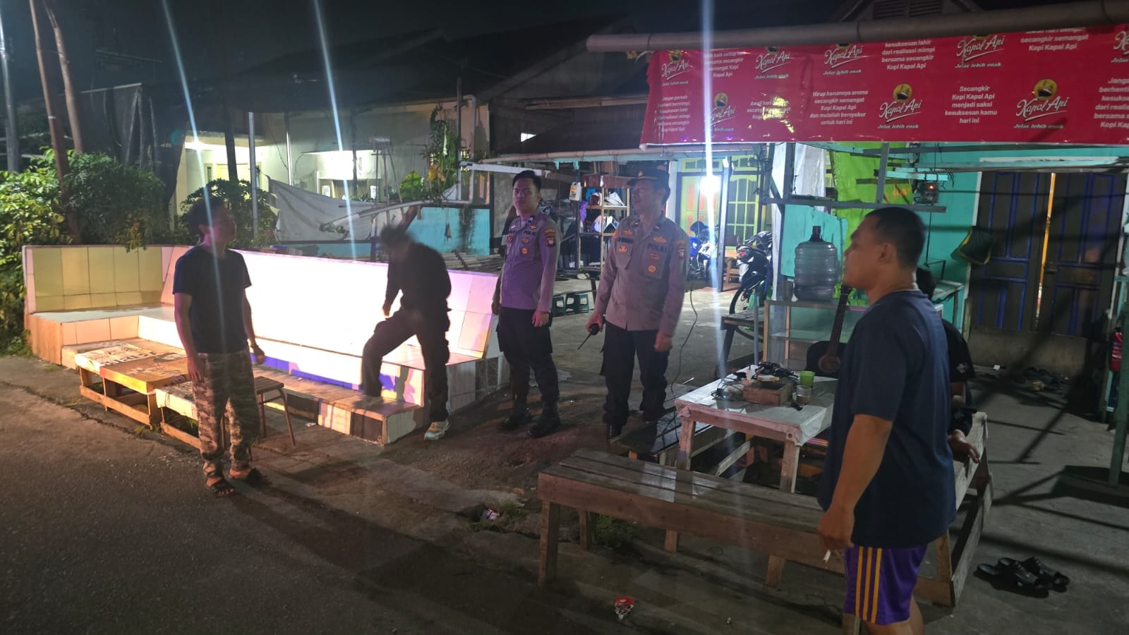 Polsek Pontianak Barat Bersama Pokdar Kamtibmas Intensifkan Patroli serta Himbauan Kamtibmas di Malam Hari