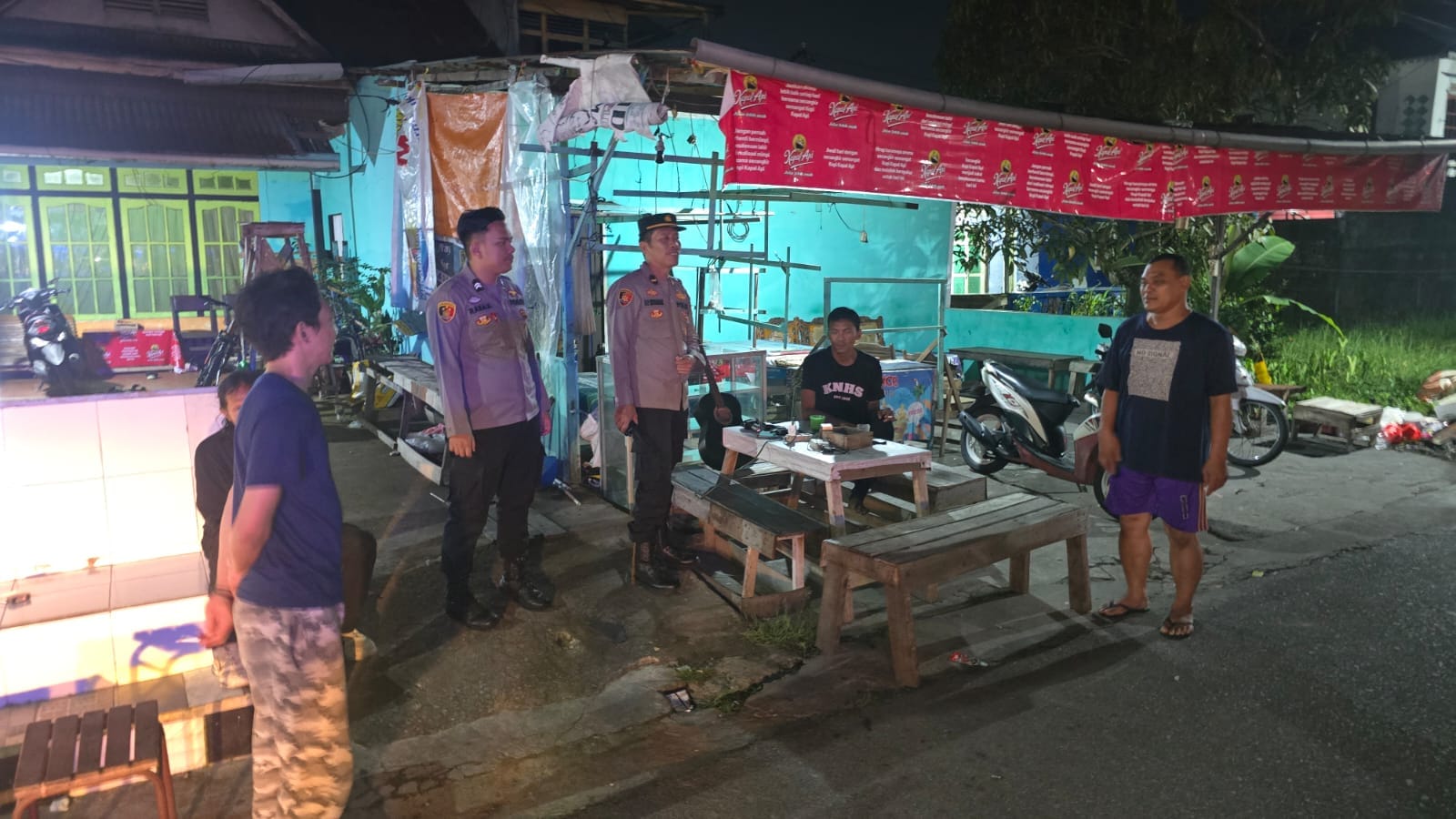 Sinergitas Enggang Polsek Pontianak Barat Bersama Pokdar Kamtibmas, Laksanakan Patroli dan Himbauan Kamtibmas di Malam Hari