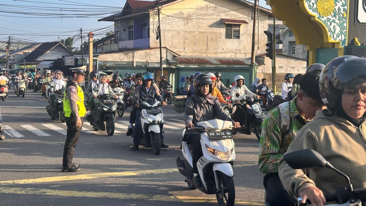 Wujudkan Arus Lalu Lintas Lancar, Polsek Pontianak Timur Gelar Pengaturan Pagi di Titik Rawan Macet