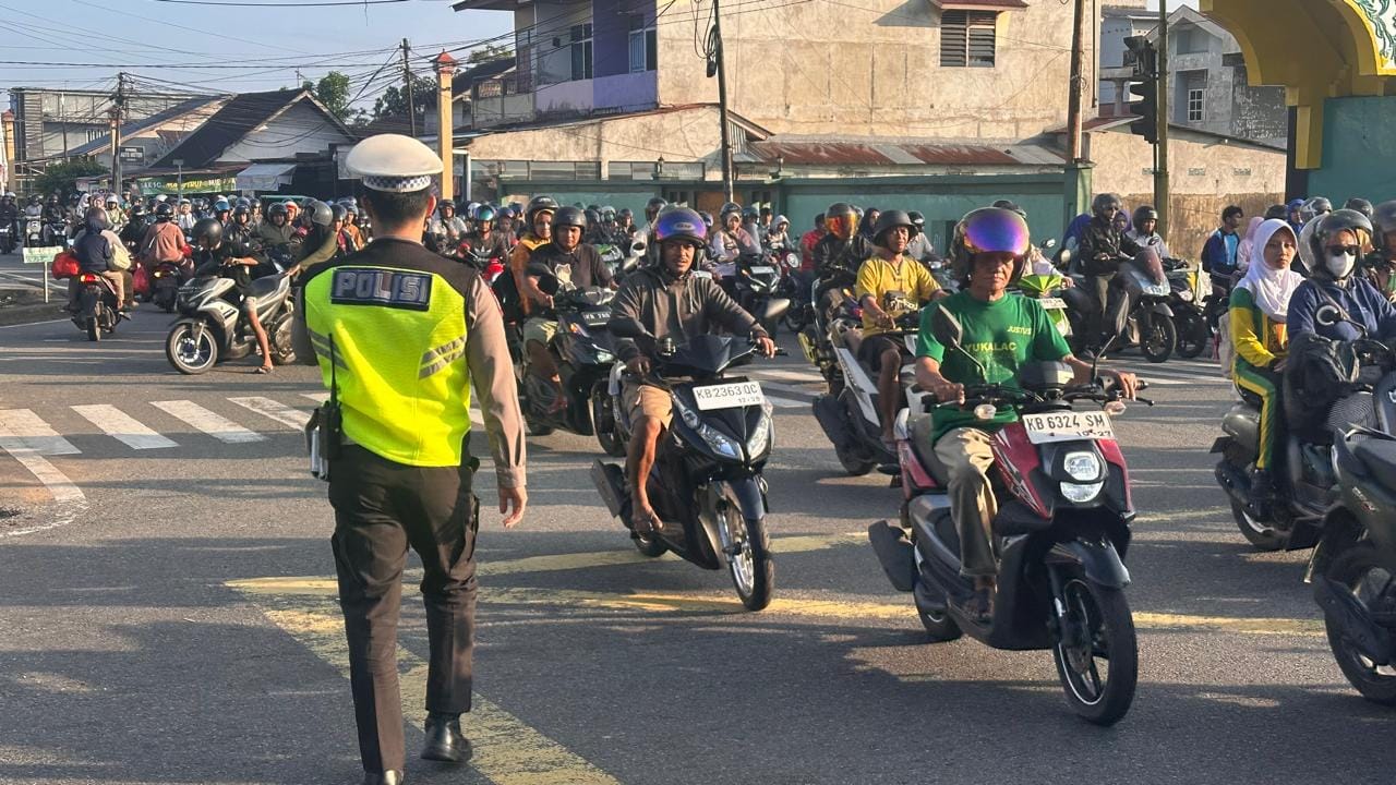 Cegah Kemacetan, Personel Lalu Lintas Polsek Pontianak Timur Laksanakan Pengaturan Pagi