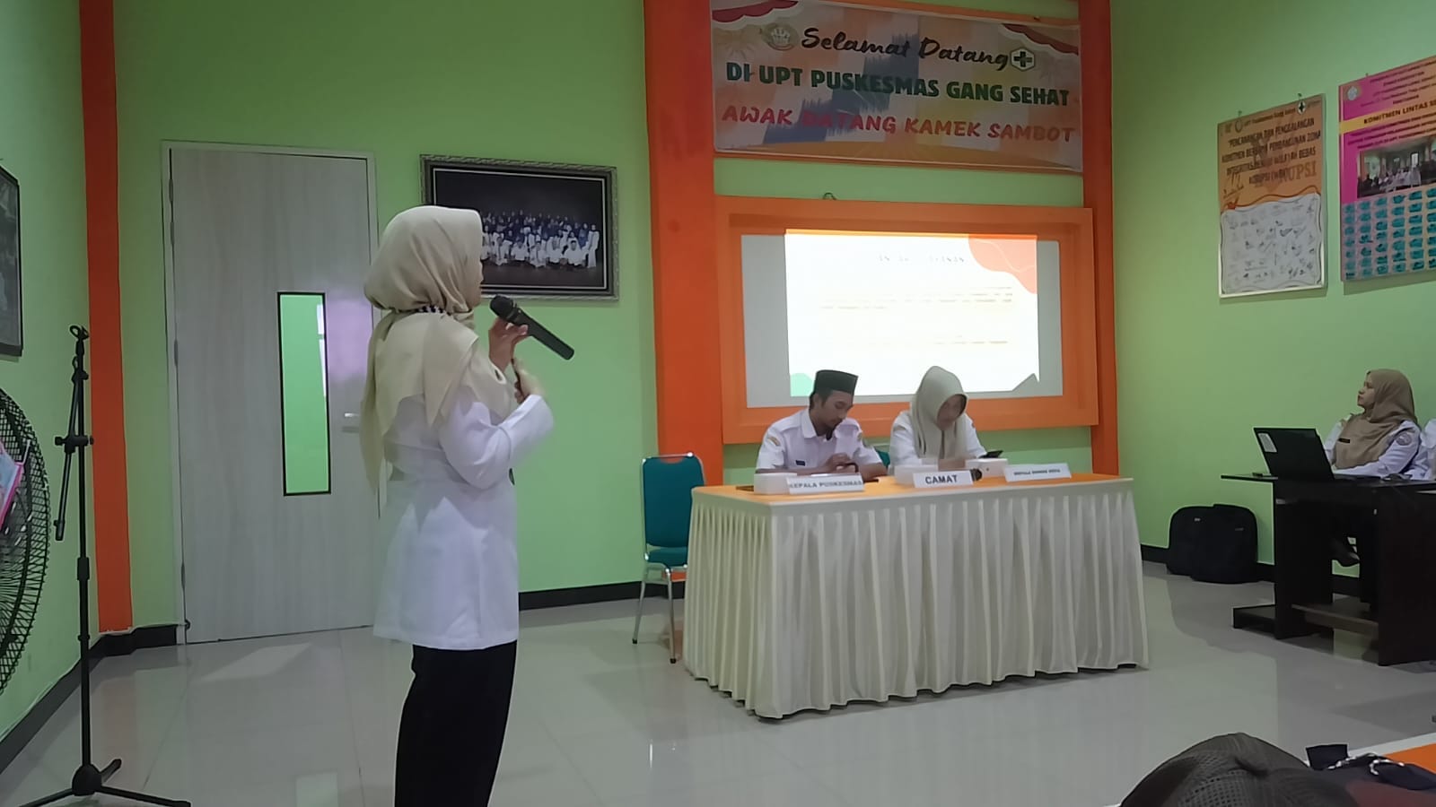 Perkuat Sinergi Pelayanan Kesehatan, Bhabinkamtibmas Kota Baru Hadiri Forum Lintas Sektor dan Konsultasi Publik