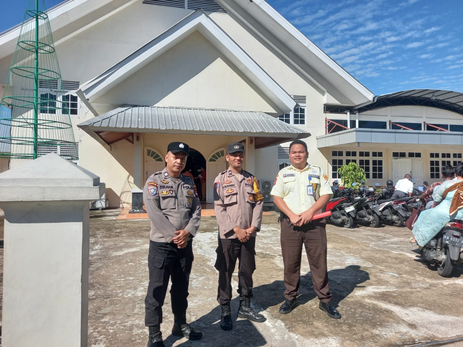 Berikan Rasa Aman dan Nyaman, Personil Polsek Pontianak Barat Laksanakan Pengamanan Ibadah Kenaikan Isa Almasih di Gereja-Gereja