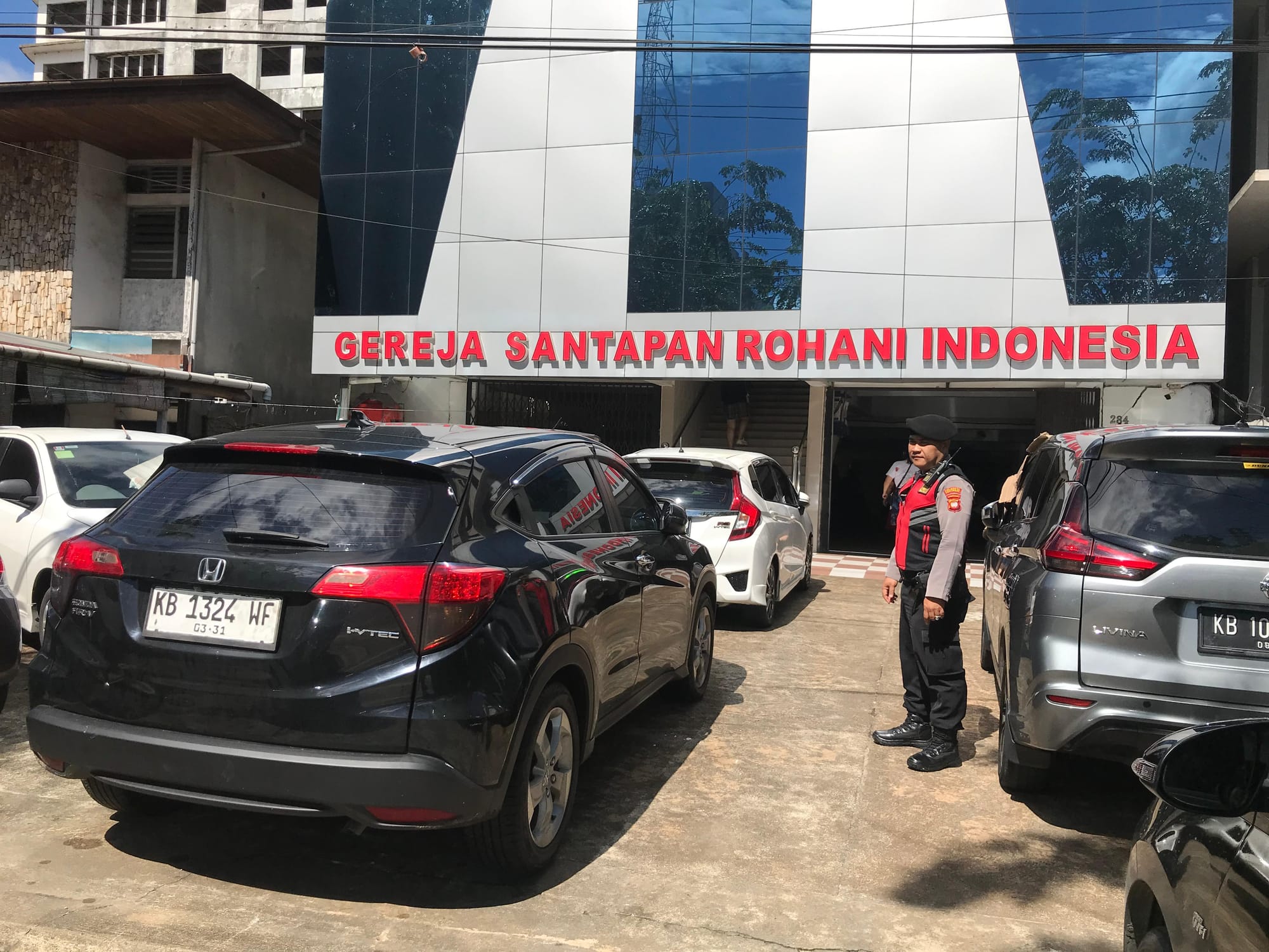 Polsek Pontianak Kota Lakukan Pengamanan dan Pengaturan Ibadah Perayaan Kenaikan Yesus Kristus di Sejumlah Gereja