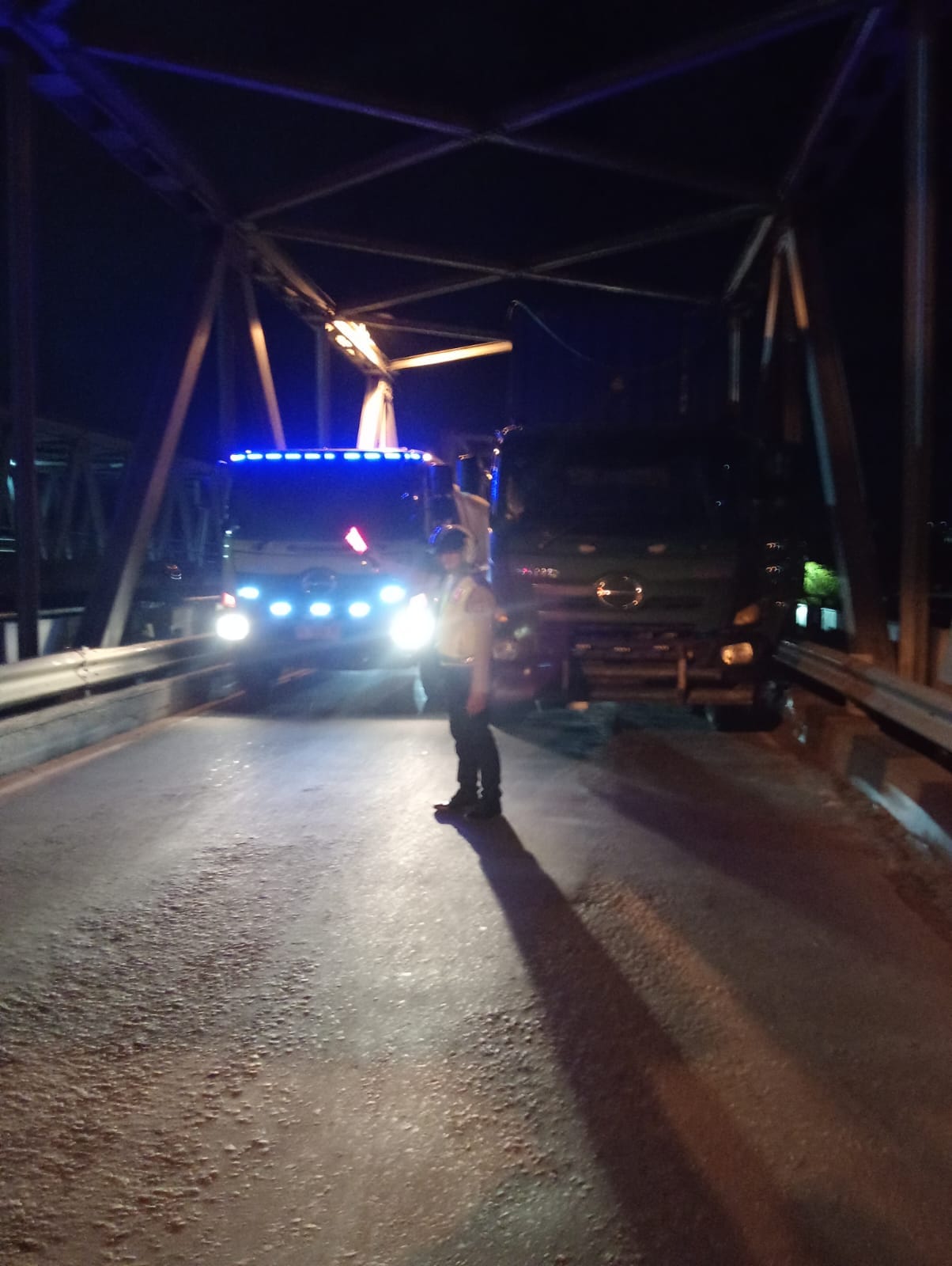 Personel Lantas Polsek Pontianak Urai Kemacetan Akibat Truk Kontainer Mogok Diatas Jembatan Sungai Landak