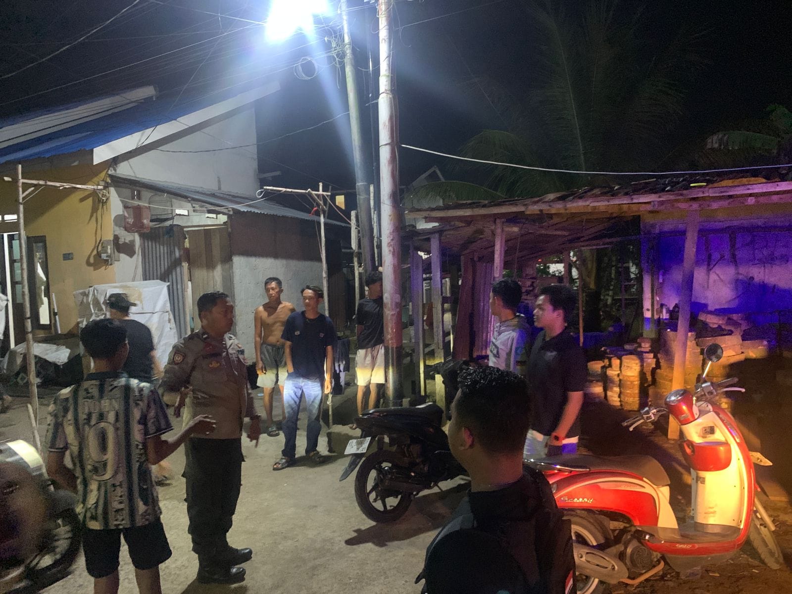 Patroli Humanis, Personel Enggang Polsek Pontianak Barat Sampaikan Himbauan Kamtibmas kepada Warga