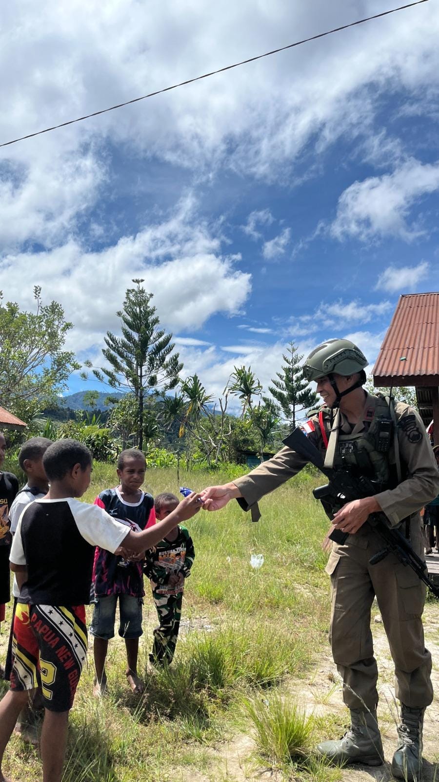 Satgas Ops Damai Cartenz Patroli Dialogis di Serambakon, Bangun Kedekatan dengan Warga