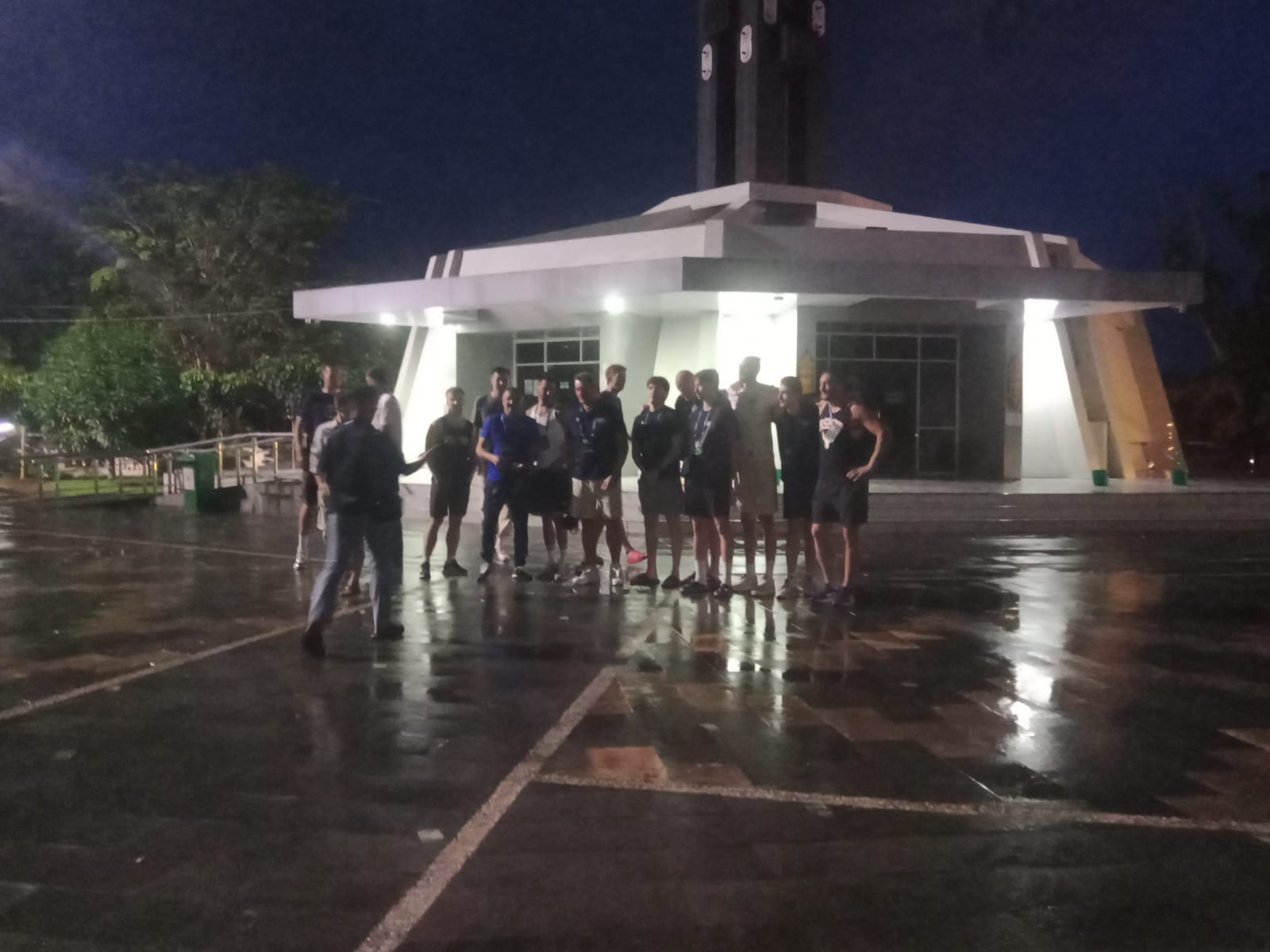 Pastikan Situasi Aman dan Kondusif, Polsek Pontianak Utara Amankan Agenda Tim AVC Kazakhstan di Tugu Khatulistiwa