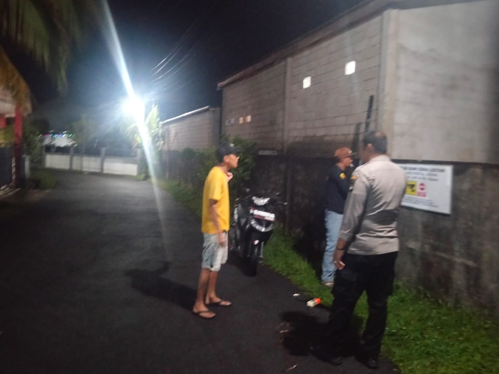 Patroli Dialogis Malam Hari, Enggang Timur Sambangi Warga Demi Jaga Kamtibmas