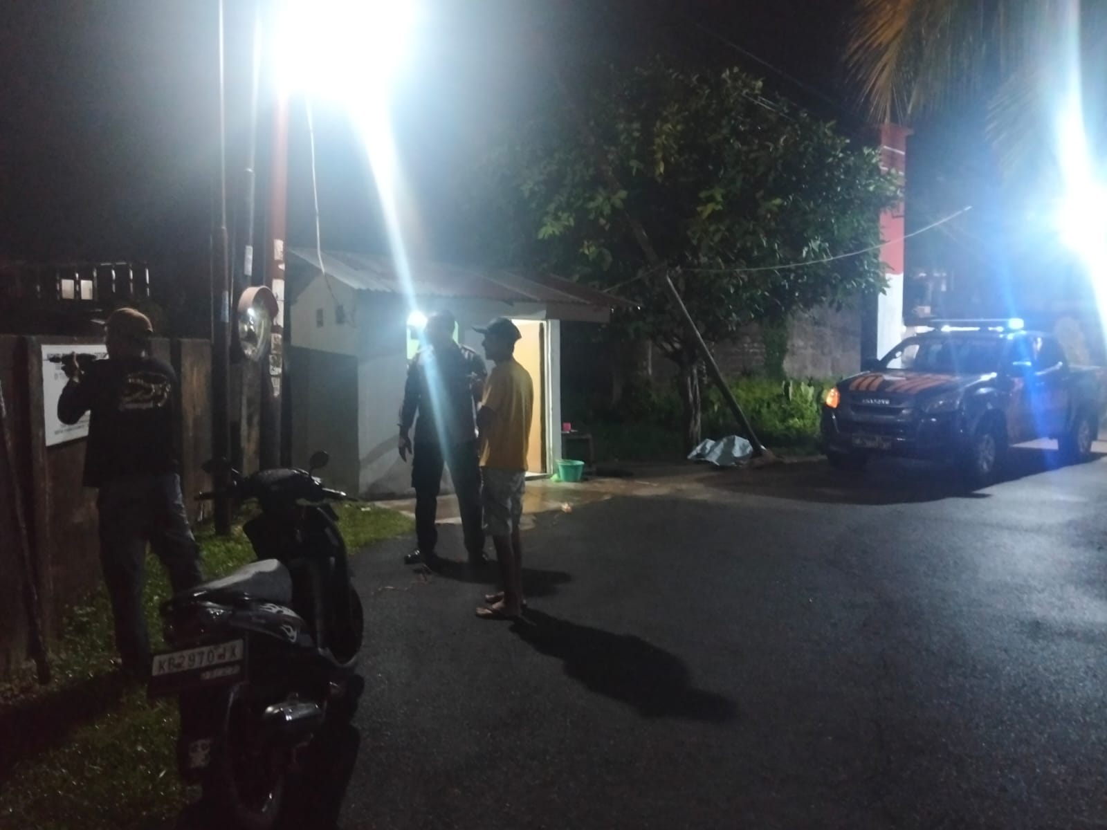 Menjaga keamanan malam hari Enggang Timur Melaksanakan Patroli Dialogis Sambang Warga