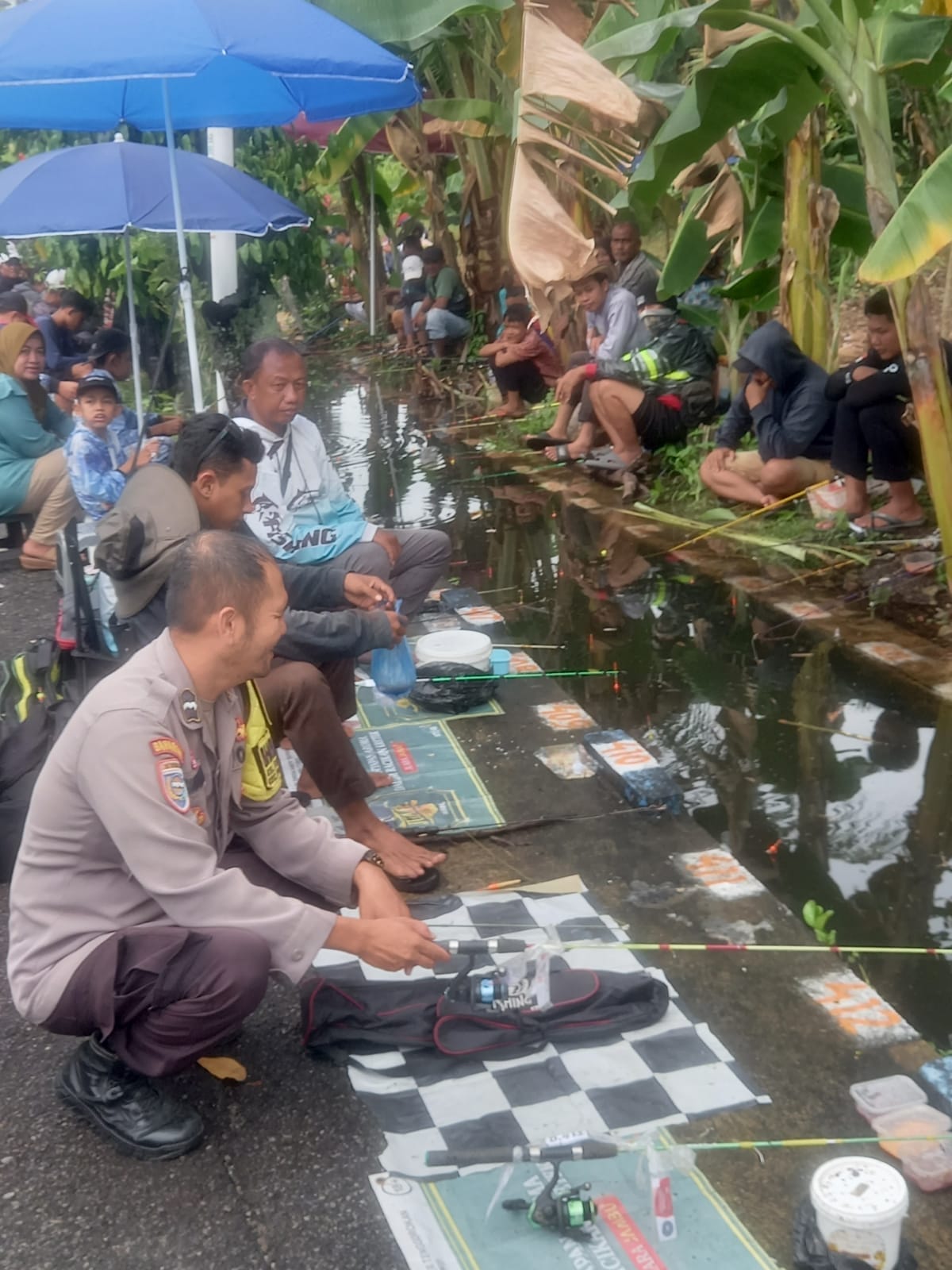 Saat Pengamanan Kegiatan Mancing Lele, Bhabinkamtibmas Kelurahan Sei Jawi Dalam Ajak Warga Jaga Keamanan Lingkungan