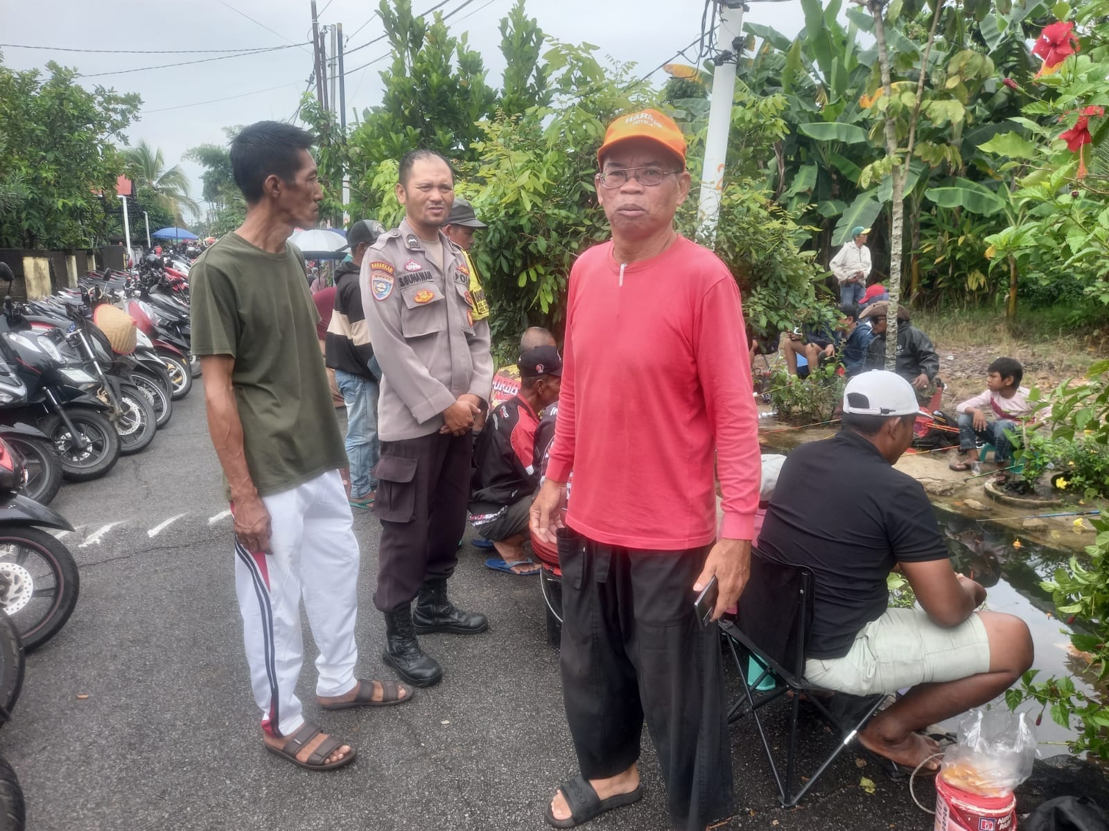 Bhabinkamtibmas Kelurahan Sei Jawi Dalam Amankan Lomba Mancing Lele Sekaligus Sampaikan Pesan Kamtibmas