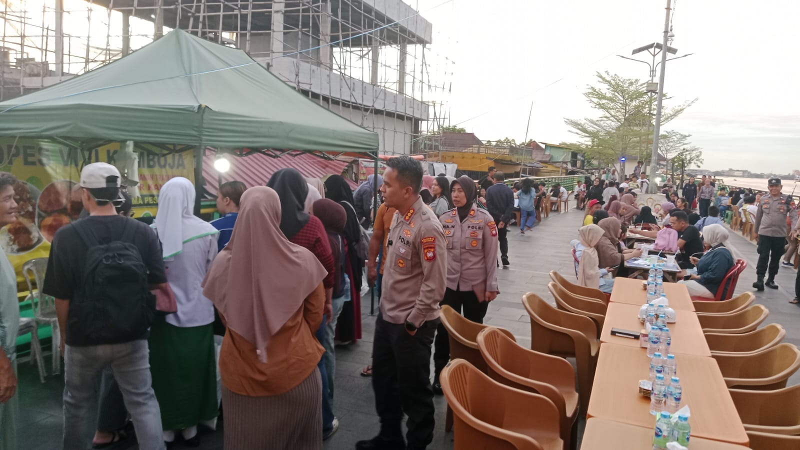 Dekatkan Diri dengan Masyarakat, Kapolresta Pontianak Kunjungi Warga Bantaran Kapuas
