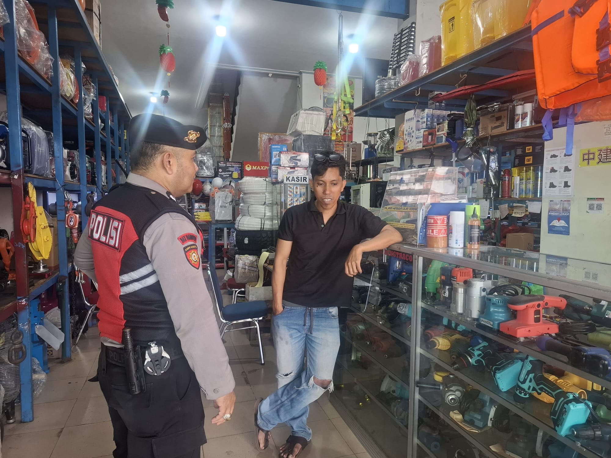 Aiptu N. Adinata Sampaikan Himbauan Kamtibmas kepada Warga di Pasar Kapuas Indah Pontianak
