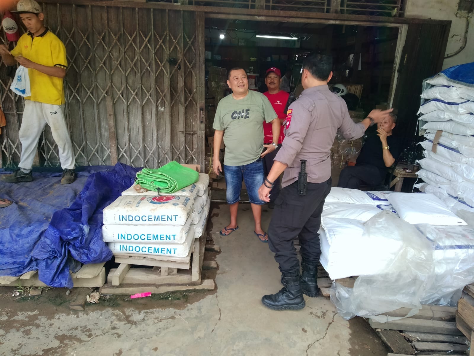 Jaga Kamtibmas, Patroli Enggang Polsek Pontianak Barat Gelar Sambang dan Dialogis