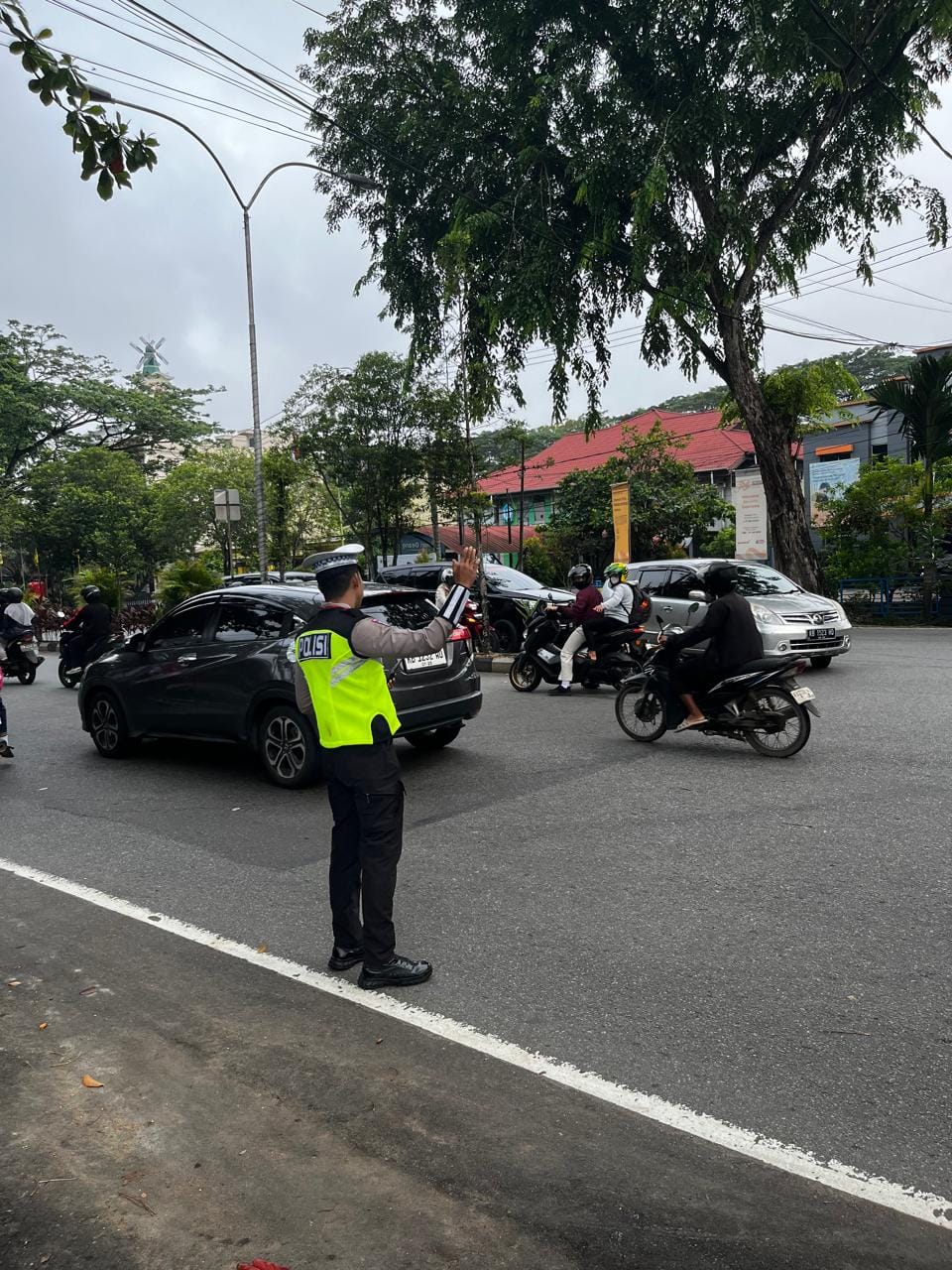 Personel Polsek Pontianak Selatan Turun ke Jalan, Pastikan Arus Lalin Lancar dan Kondusif