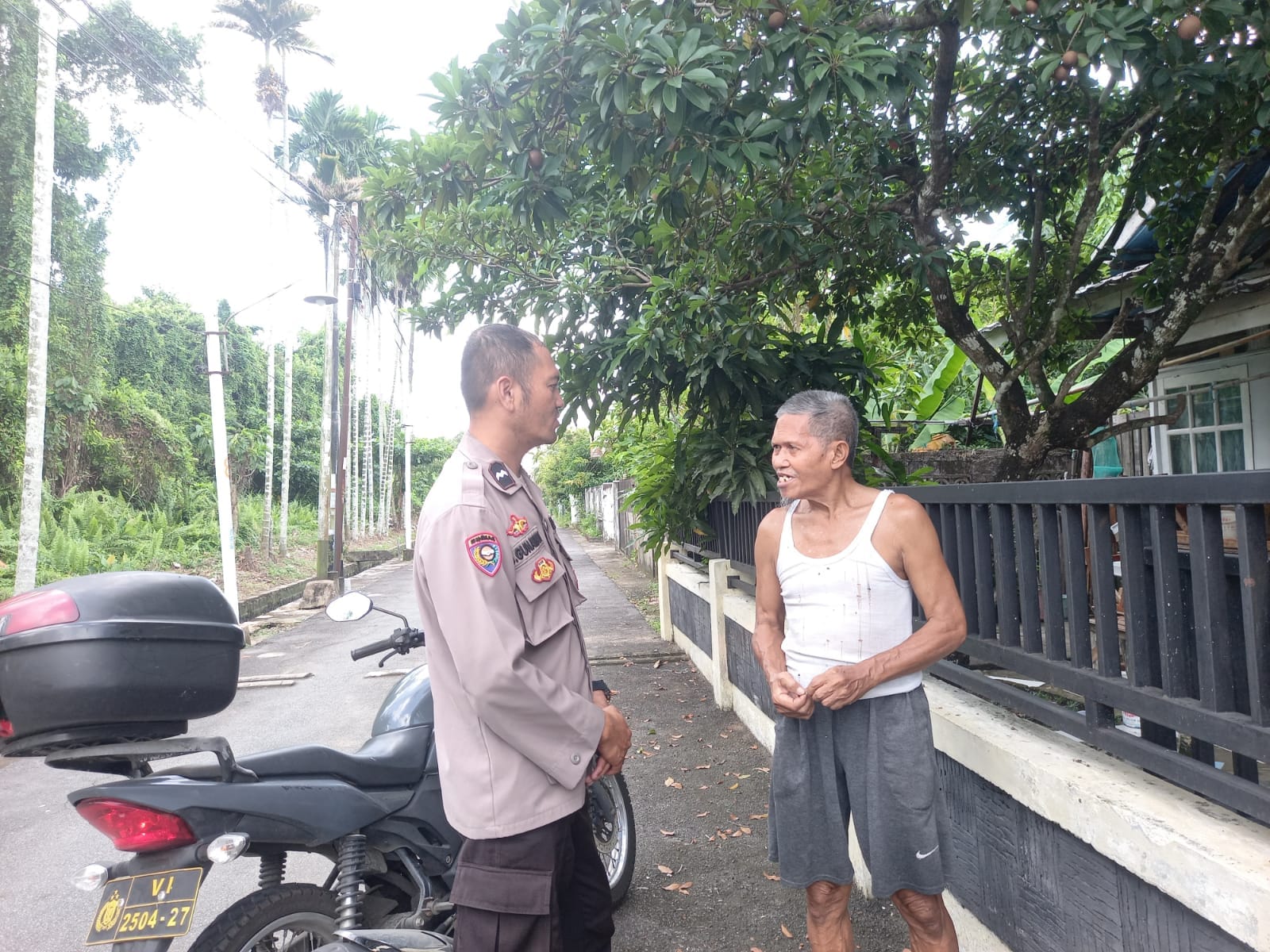 Melalui Sambang Door to Door, Bhabinkamtibmas Sei Jawi Dalam Edukasi Warga soal Kamtibmas