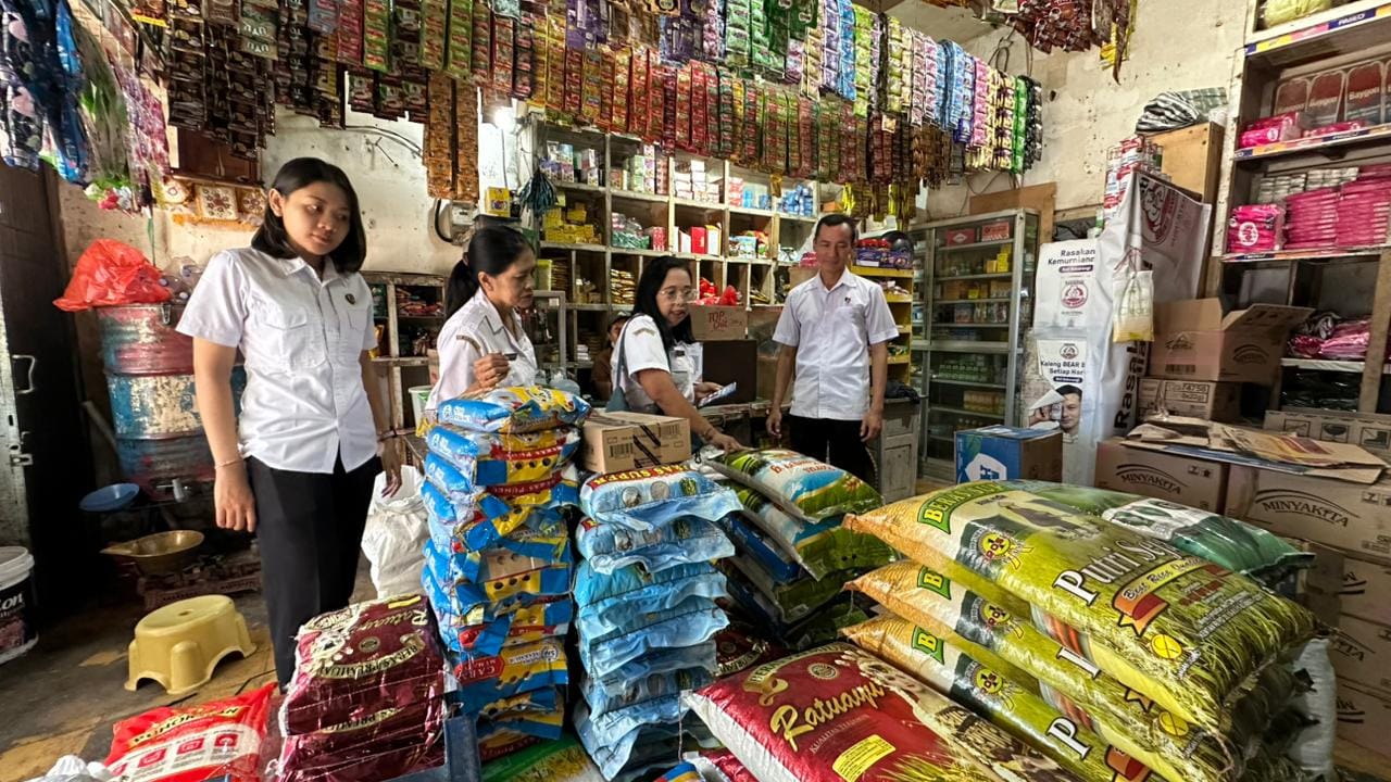 Control Kualitas, Ditreskrimsus Polda Bali Gandeng Distanpangan Bali Cek Harga dan Kelayakan Bapokting di Pasar Kreneng
