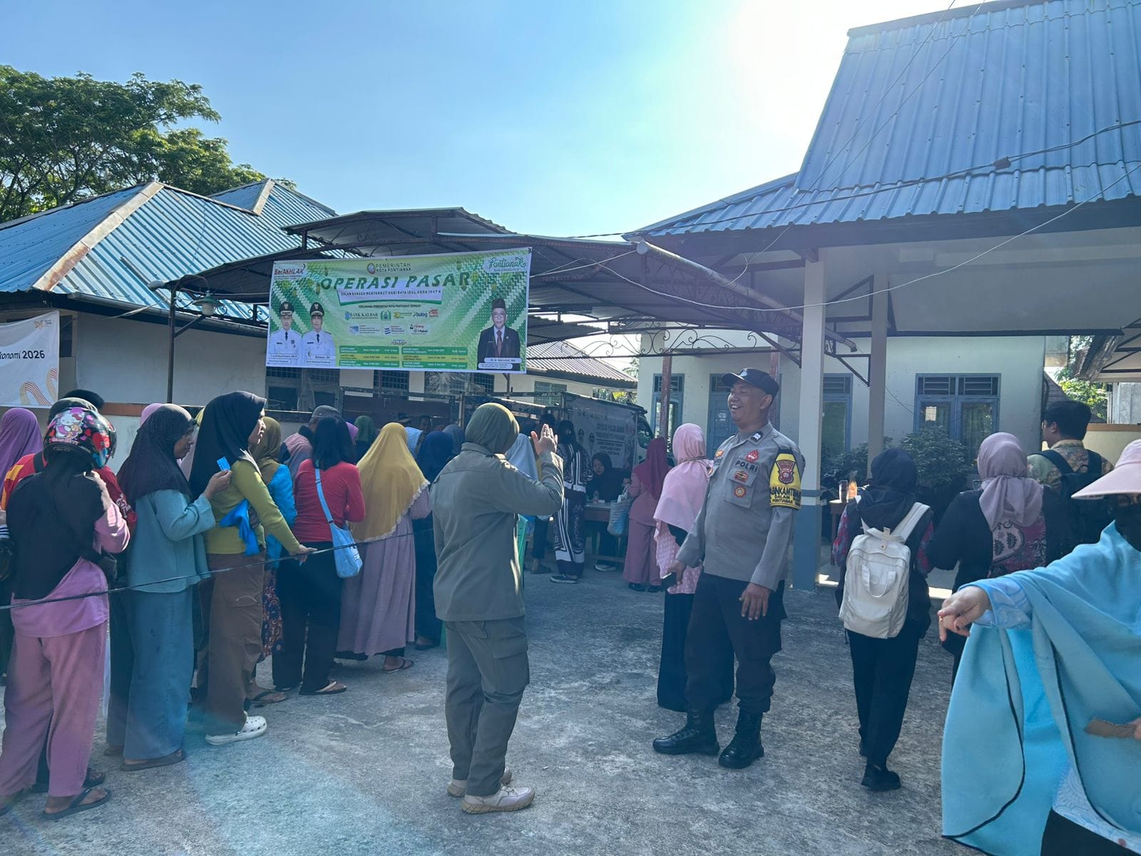 Personel Polsek Pontianak Timur Amankan Kegiatan Operasi Pasar Murah di Kantor Kecamatan