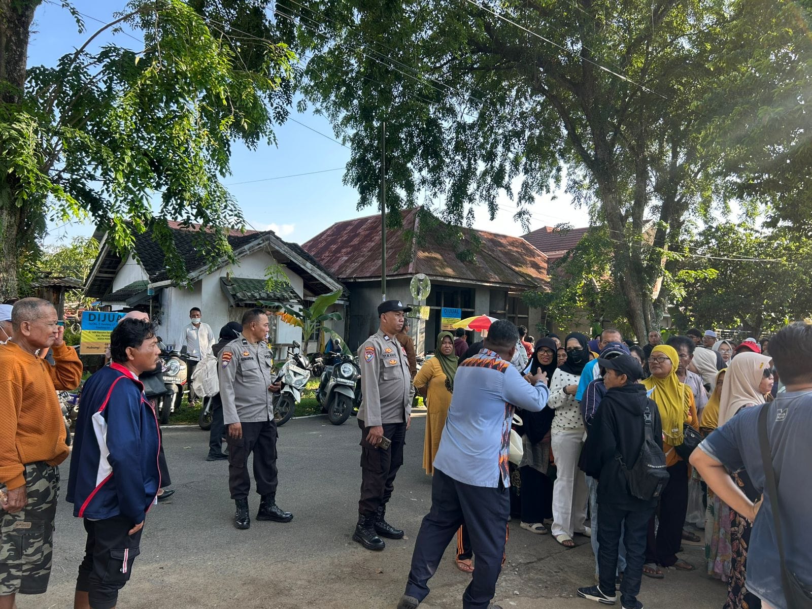 Pastikan Situasi Kondusif, Polsek Pontianak Timur Kawal Jalannya Operasi Pasar Murah Kecamatan