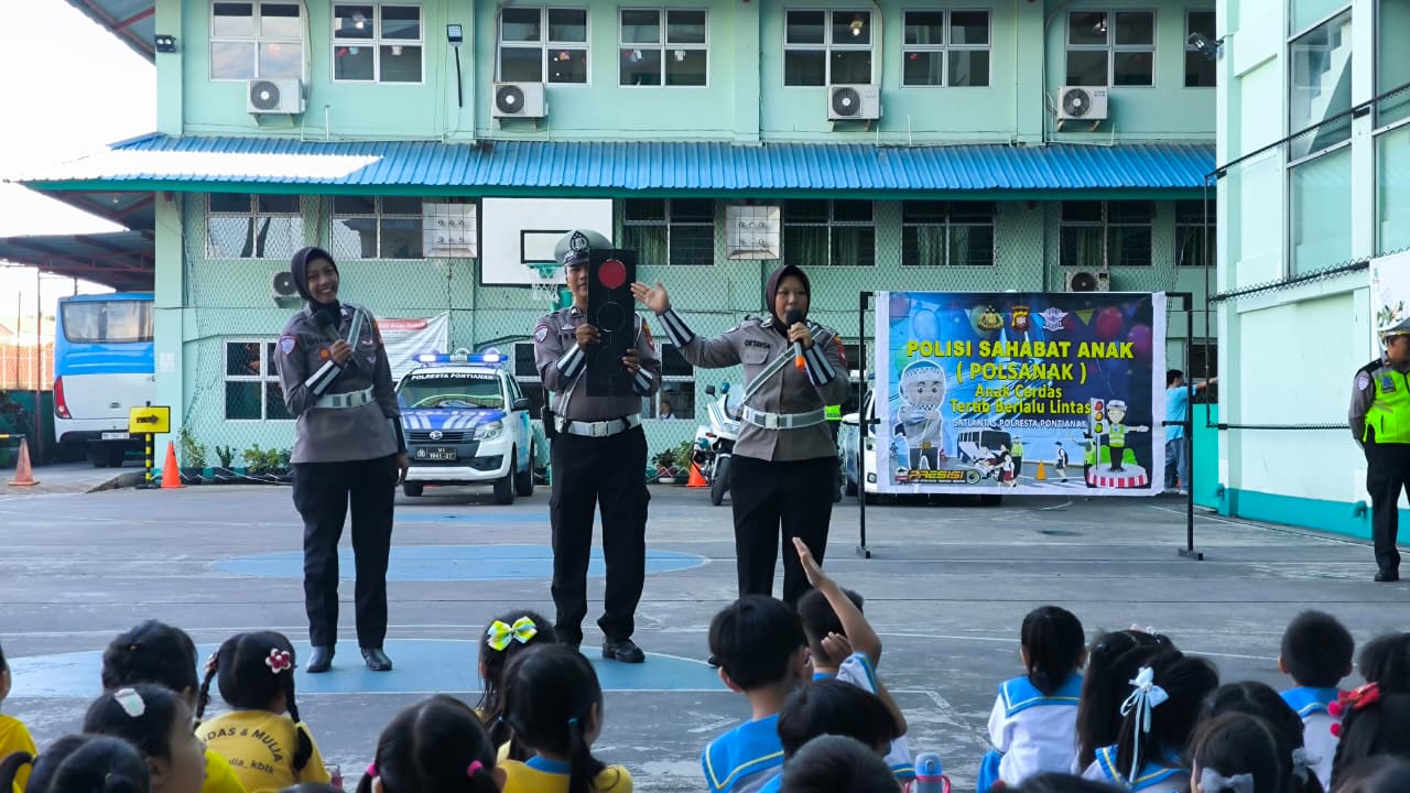 Sat Lantas Polresta Potianak berikan edukasi tugas Polisi dan rambu rambu lalu lintas kepada Siswa TK Bina mulya
