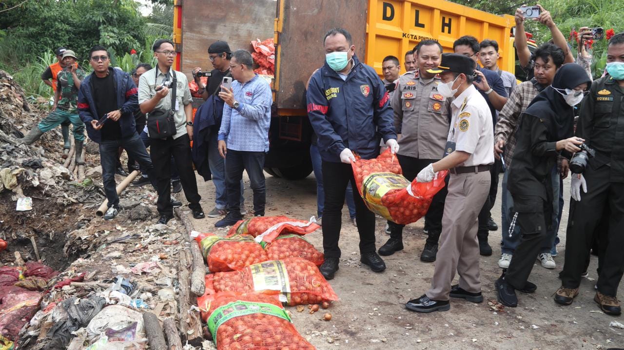 Bareskrim Polri Tindak Tegas Penyelundupan, Ribuan Kilogram Bawang Ilegal dari Malaysia Dimusnahkan