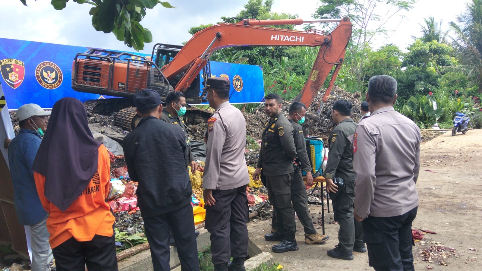 Personel Polsek Pontianak Utara Amankan Pemusnahan Barang Bukti Bawang Impor Ilegal Sitaan Bareskrim Polri