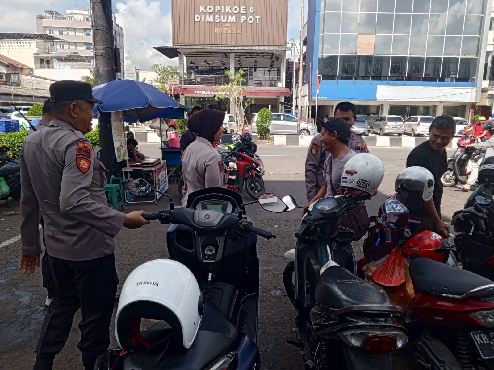 Sambangi Pasar Flamboyan, Kapolsek Pontianak Selatan Ajak Masyarakat Jaga Kamtibmas Bersama
