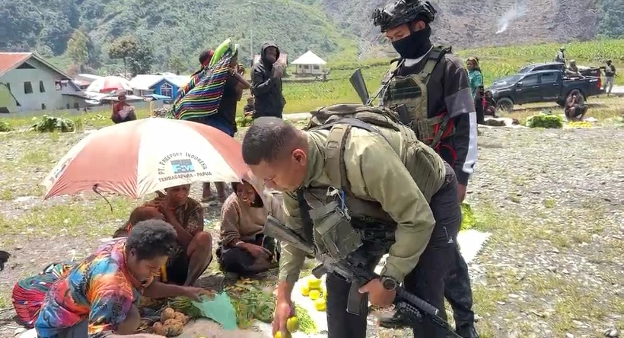 Satgas Ops Damai Cartenz Perkuat Kedekatan dengan Warga Lewat Patroli Humanis di Mulia