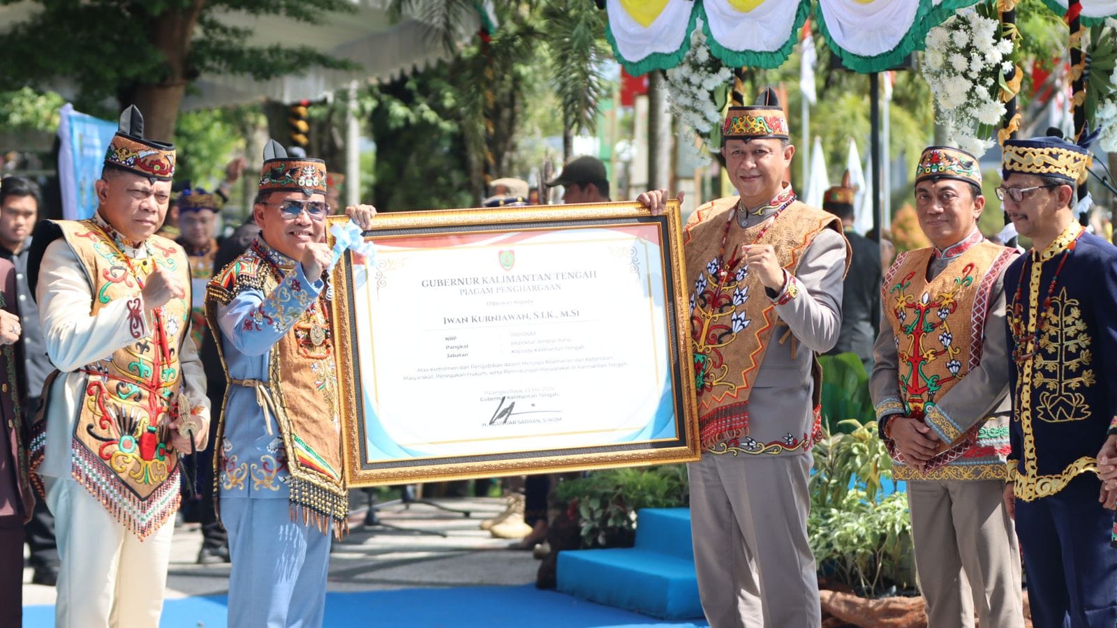 Peringatan HUT Kalteng ke-69, Kapolda Raih Penghargaan Penjaga Kamtibmas Bumi Tambun Bungai