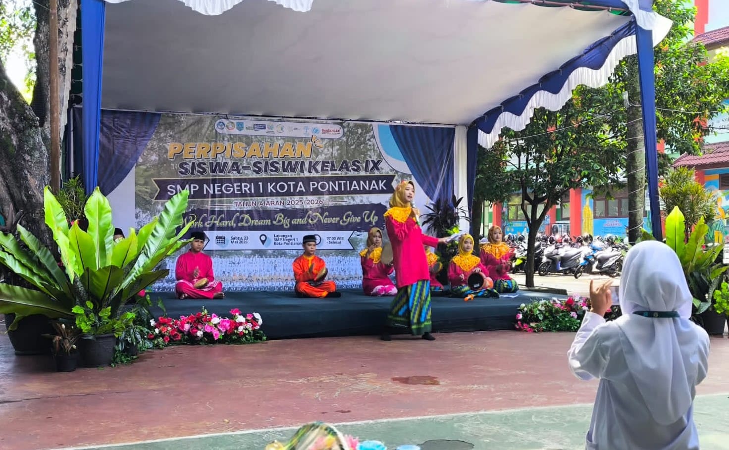 Wujud Kedekatan dengan Masyarakat, Bhabinkamtibmas Hadiri Perpisahan Siswa SMPN 1 Pontianak