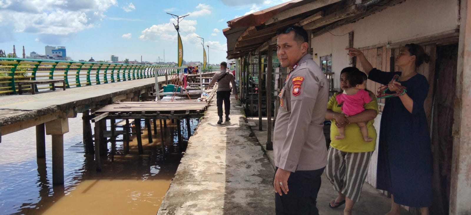 Polsek Pontianak Timur Turun Langsung Lakukan Penyisiran di Tepi Sungai Kapuas