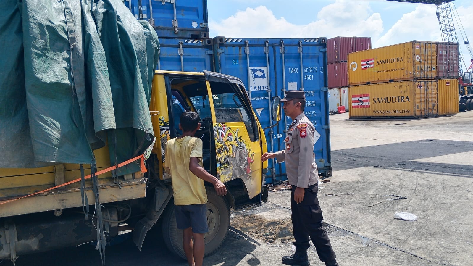 Sambangi Karyawan Pelabuhan, Polsek Pelabuhan Dwikora Sampaikan Pesan Kamtibmas