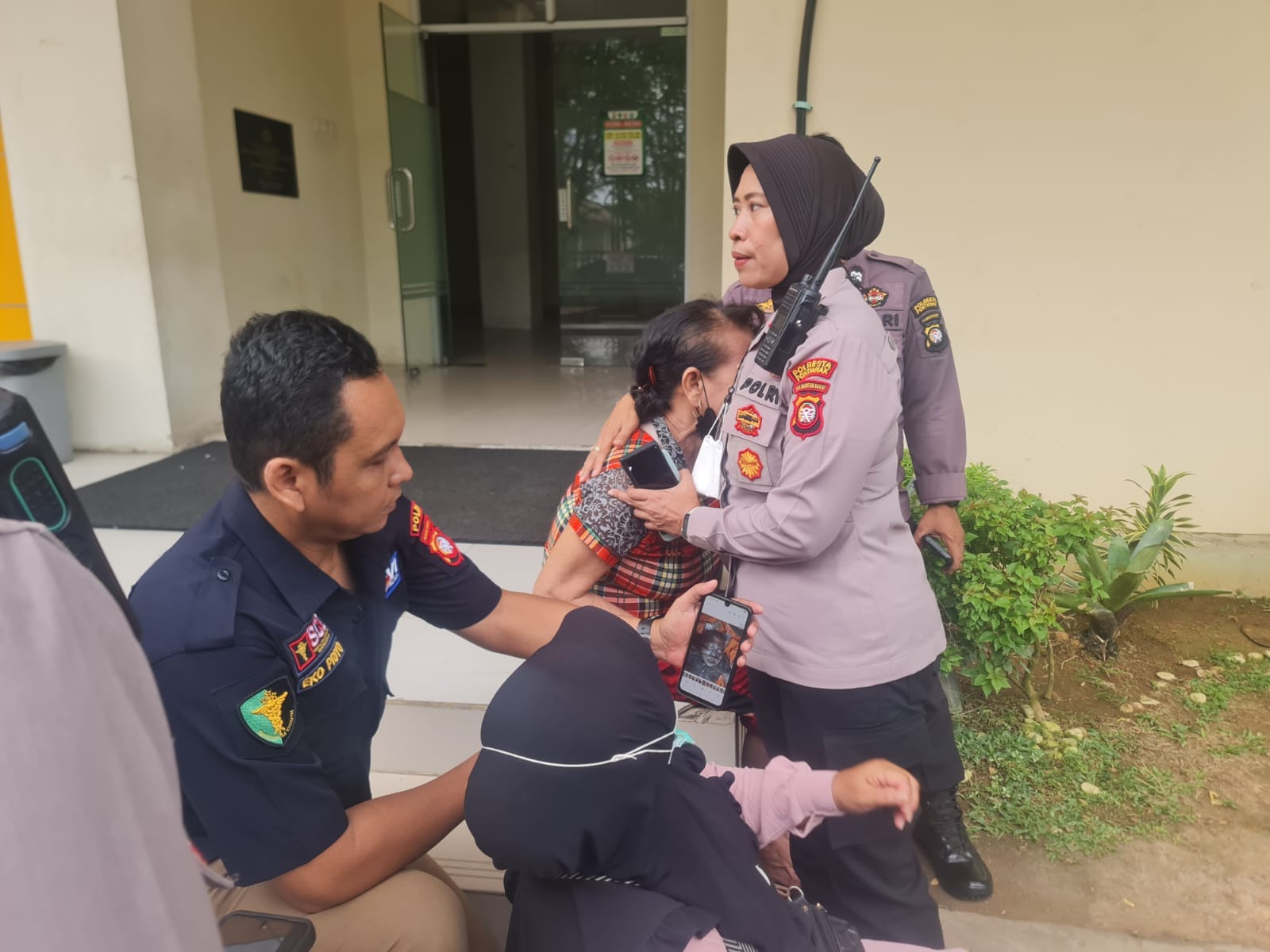 Kapolsek Pontianak Selatan Peluk dan Tenangkan Ibu Korban Tenggelam di Sungai Kapuas