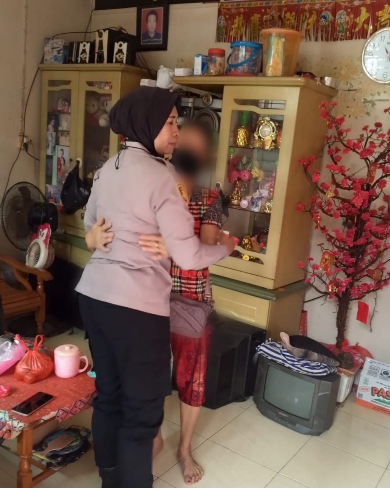 Momen Haru di Tepi Kapuas, Kapolsek Pontianak Selatan Beri Dukungan Moral kepada Keluarga Korban Tenggelam