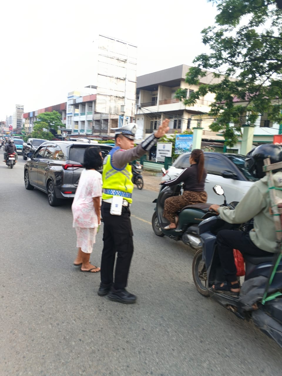 Ciptakan Kamseltibcar Lantas, Unit Lantas Polsek Pontianak Utara Edukasi Pengendara di Jalan Raya