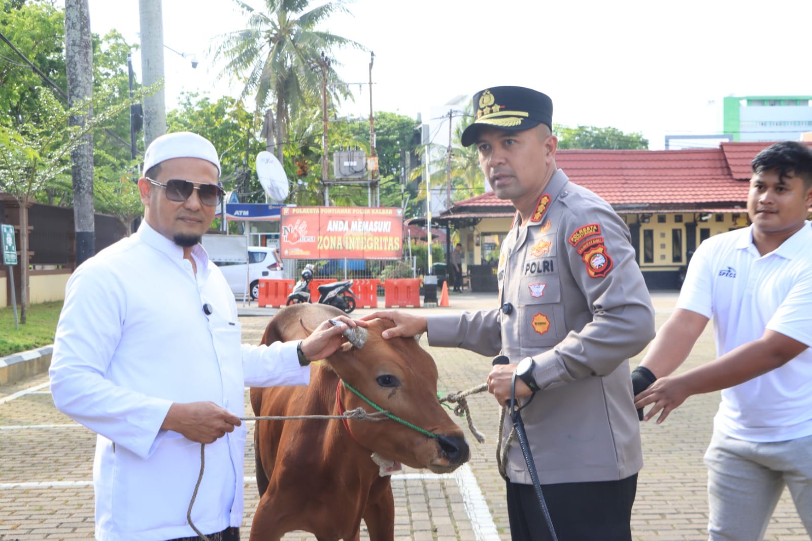 Sambut Idul Adha dengan Semangat Berbagi, Kapolresta Pontianak Salurkan Hewan Kurban
