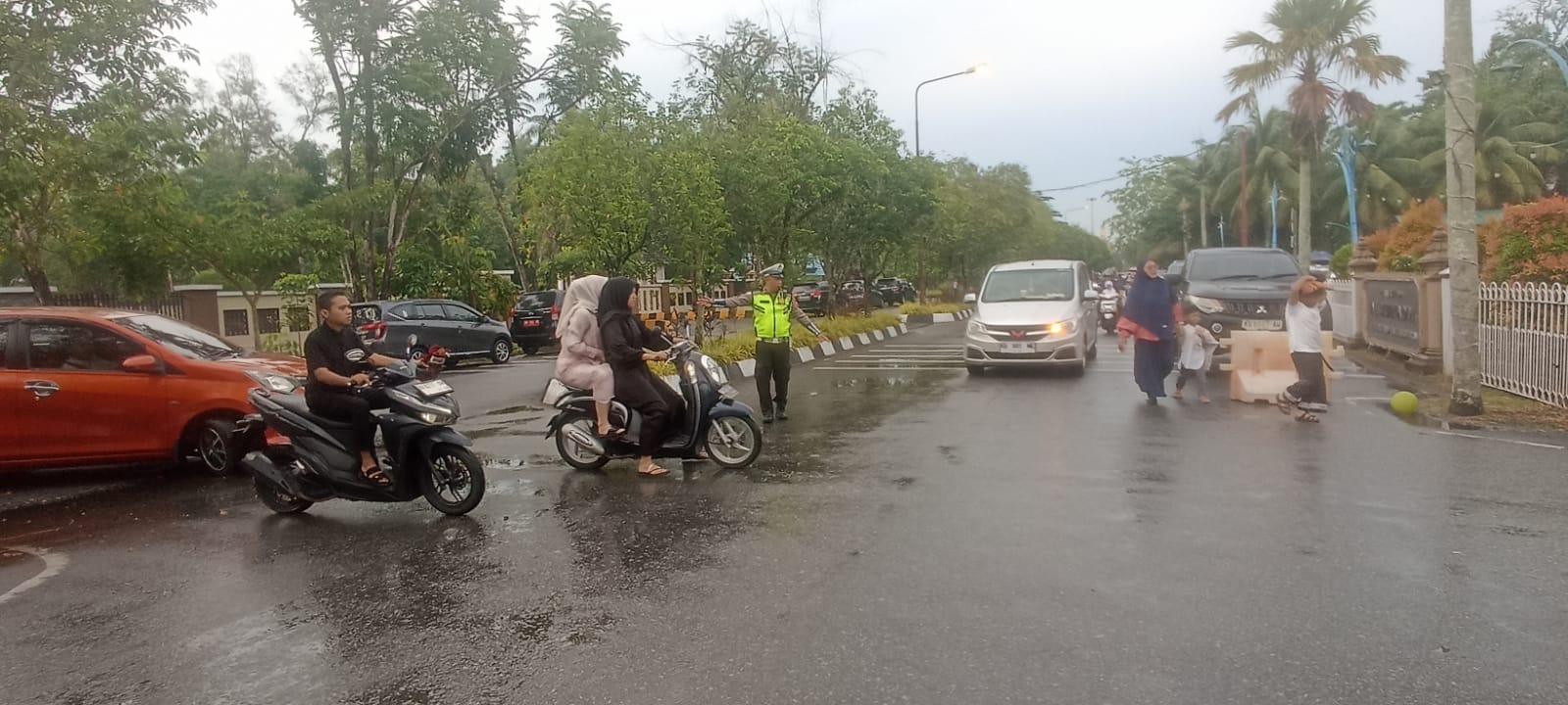 Kehadiran Polsek Pontianak Selatan Ciptakan Suasana Kondusif Saat Pelaksanaan Sholat Idul Adha 1447 H