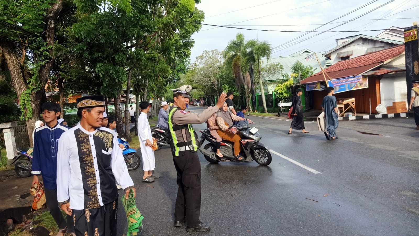Wujud Pelayanan kepada Warga, Polsek Pontianak Barat Amankan Shalat Idul Adha 1447 H