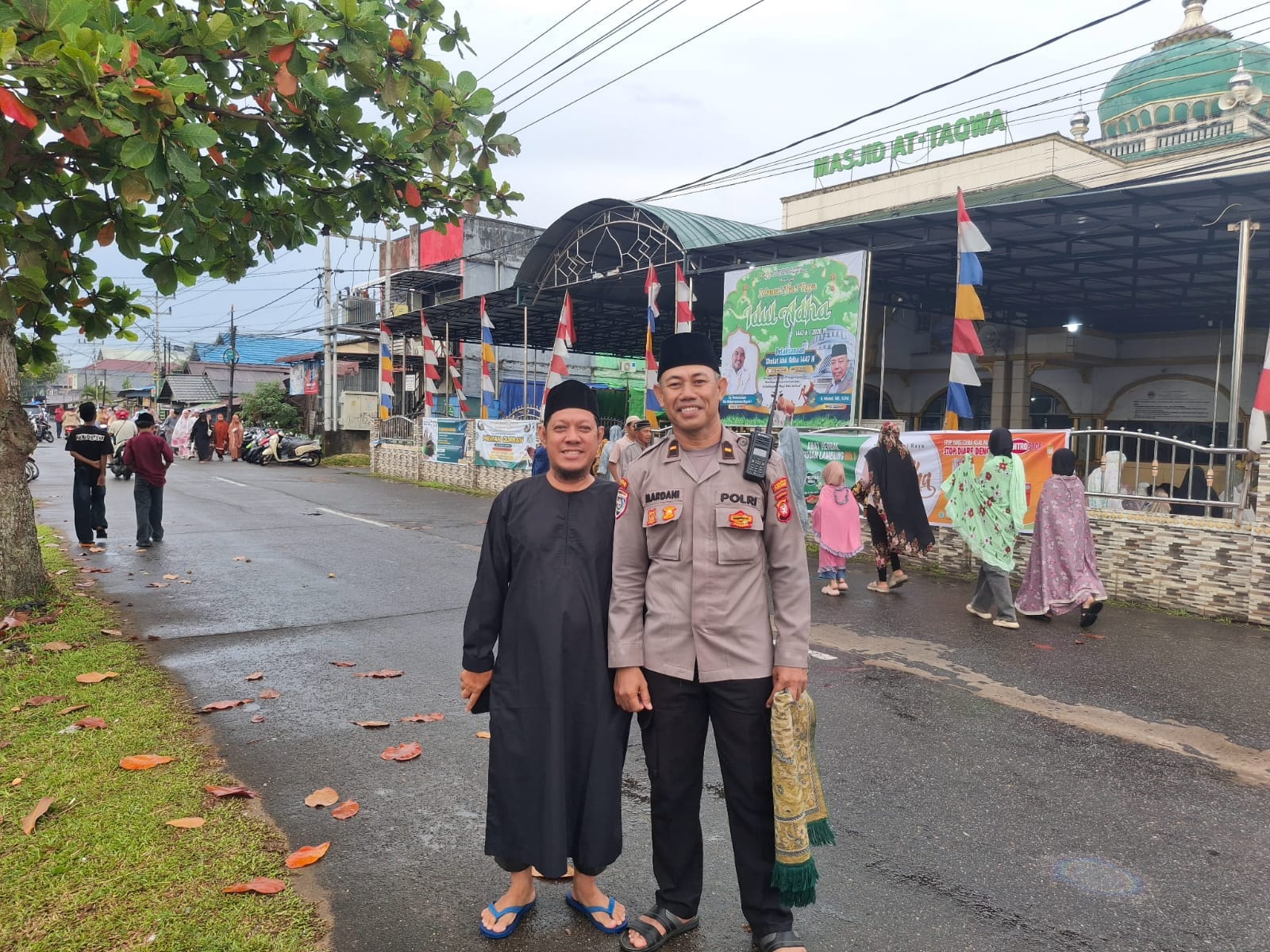 Polsek Pontianak Barat Laksanakan Pengamanan Shalat Idul Adha 1447 H demi Kenyamanan Jamaah