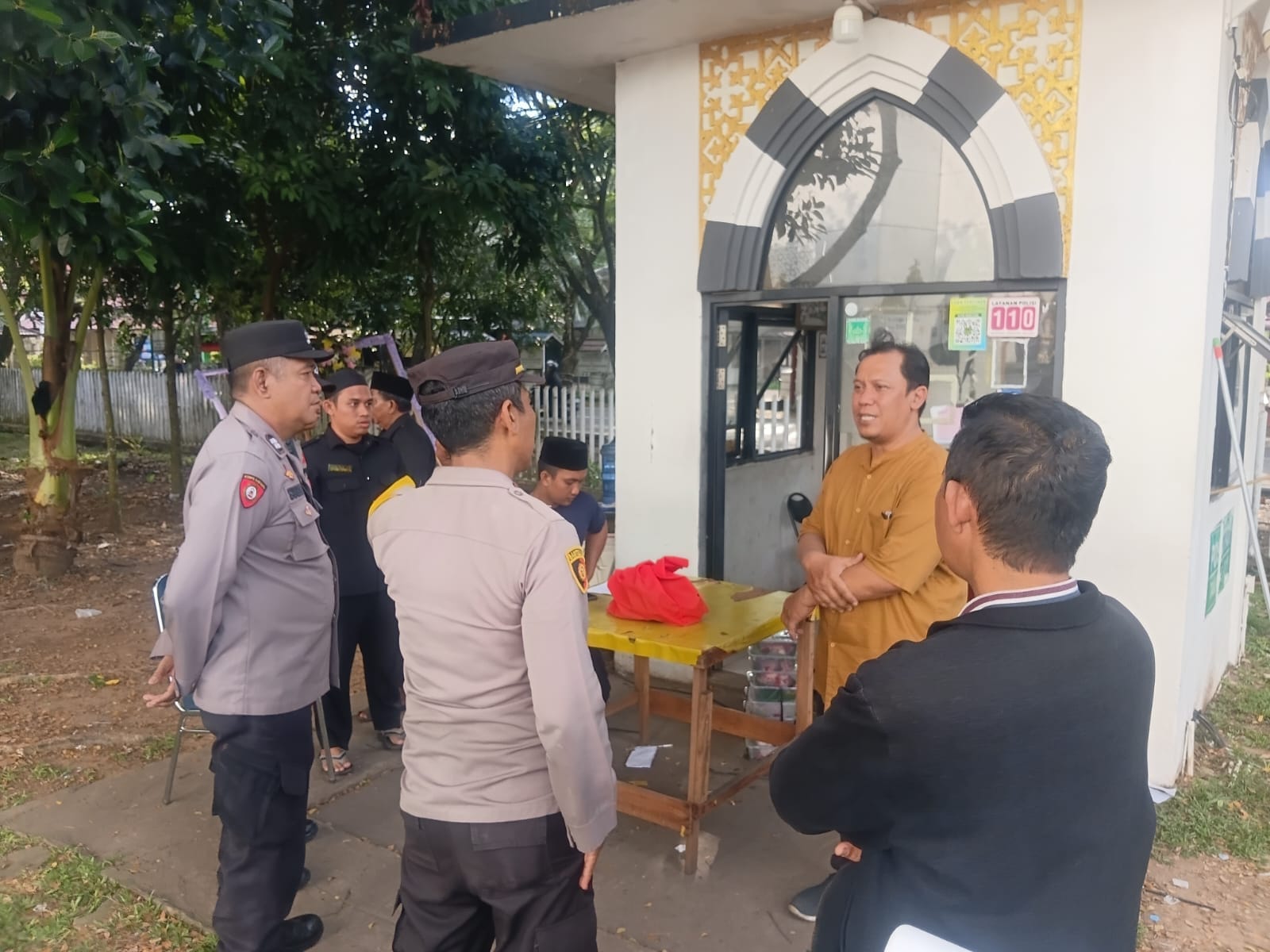 Polsek Pontianak Selatan Monitoring Pemotongan Hewan Kurban di Sejumlah Masjid