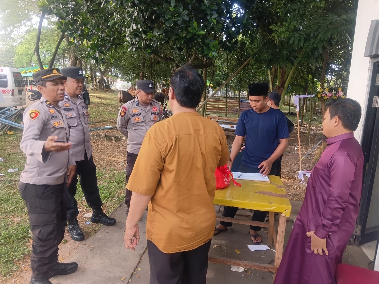 Jaga Kebersihan dan Keamanan, Polsek Pontianak Selatan Pantau Pemotongan Hewan Kurban