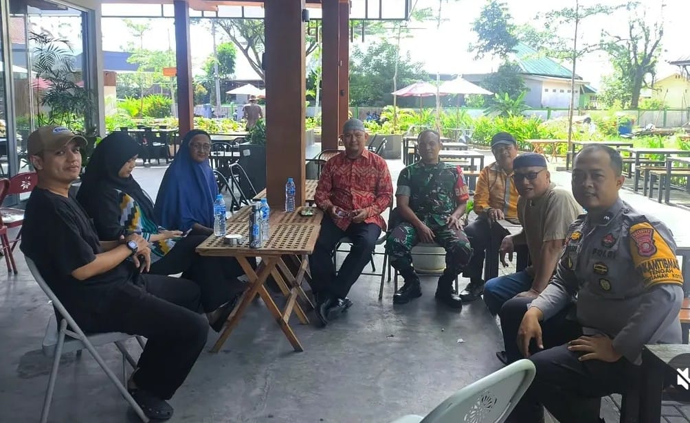 Sambangi Warga Secara Door to Door, Bhabinkamtibmas Kelurahan Tengah Ajak Masyarakat Jaga Kamtibmas