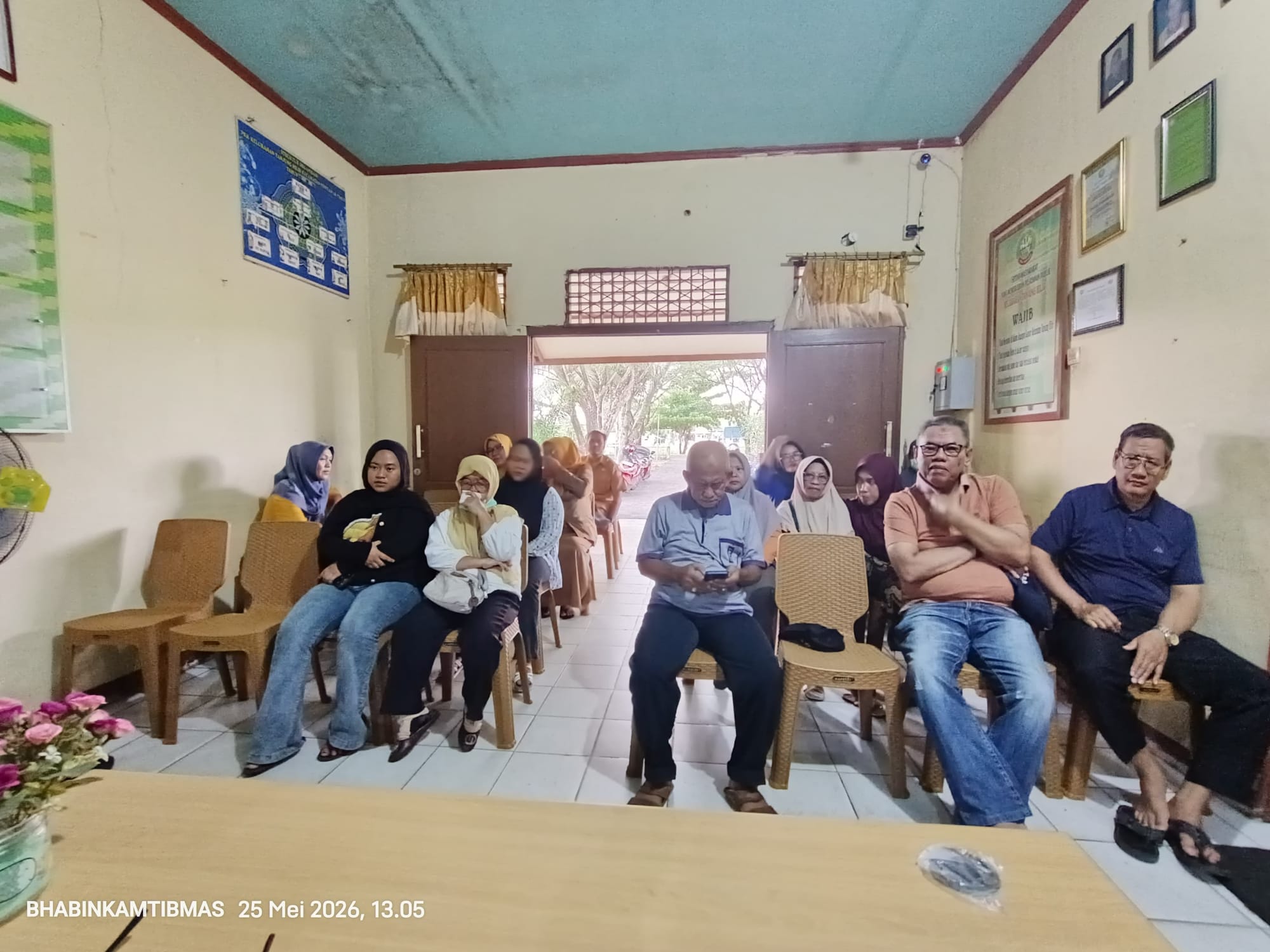 Bhabinkamtibmas Tanjung Hilir Hadiri Persiapan Lomba Kantor Lurah